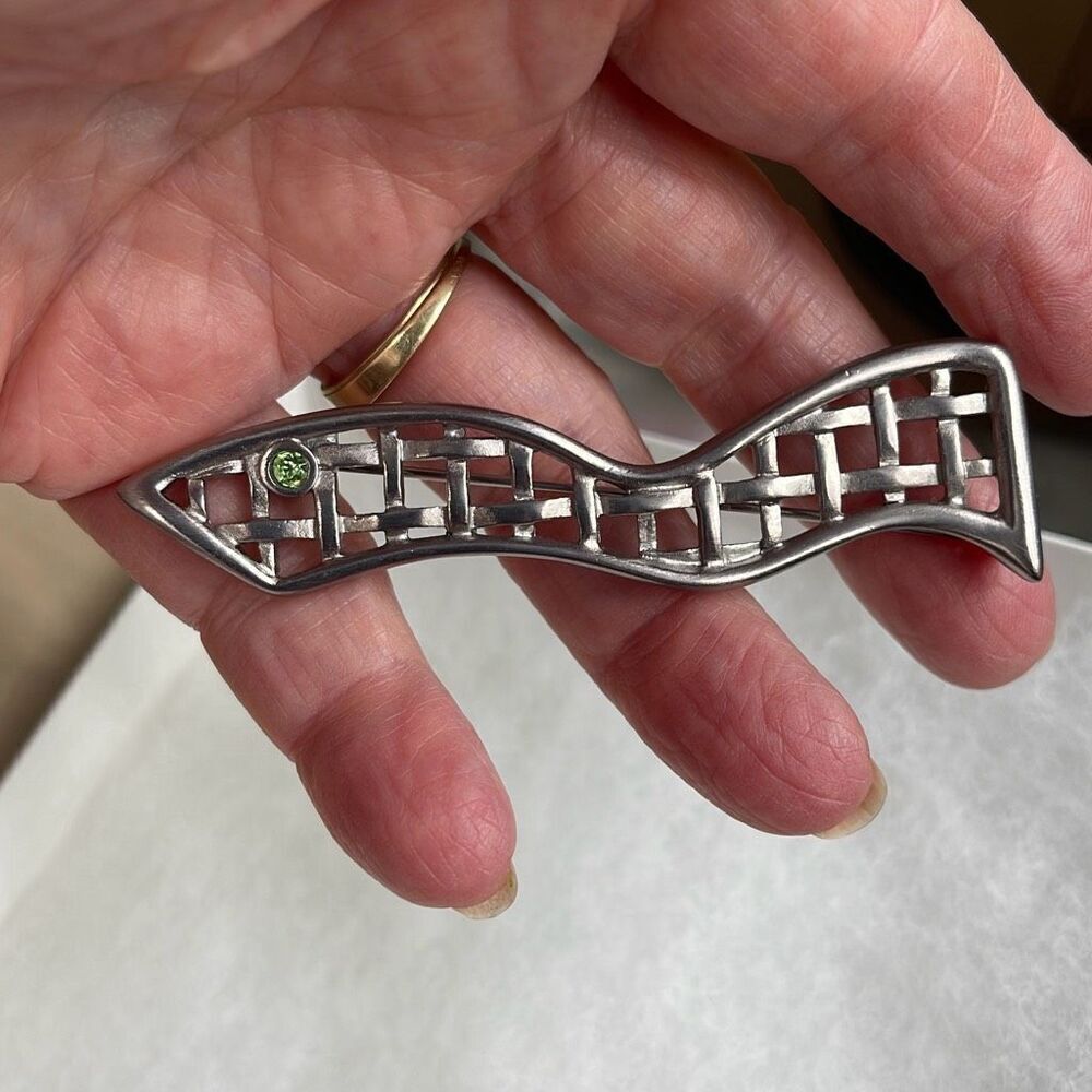 Vintage wavy basket weave brooch with peridot colored glass